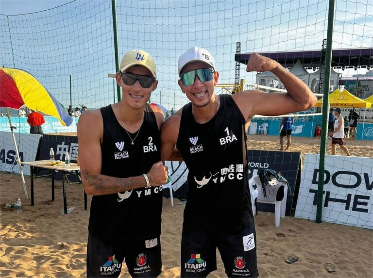 Manaus e Vilsomar posam para foto na disputa da China.