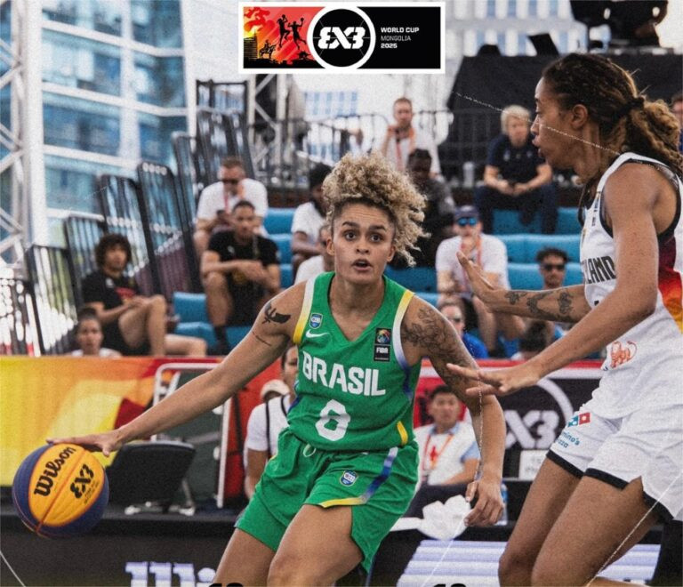 Jogadora brasileira com a bola, marcada pela alemã