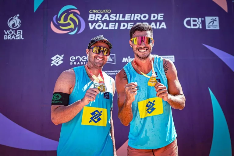 George e Saymon exibindo medalhas do Circuito Brasileiro (foto de arquivo)