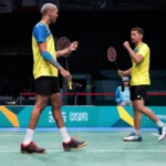 Fabrício Farias e DAvi Silva com punhos erguidos em comemoração