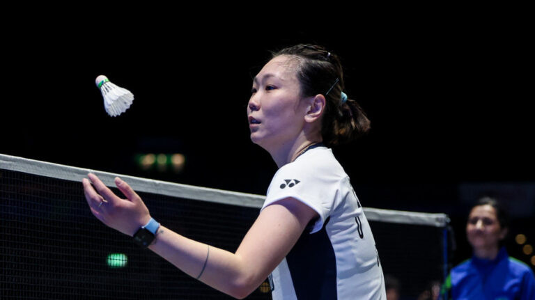 Beiwen Zhang lançando a peteca ao alto