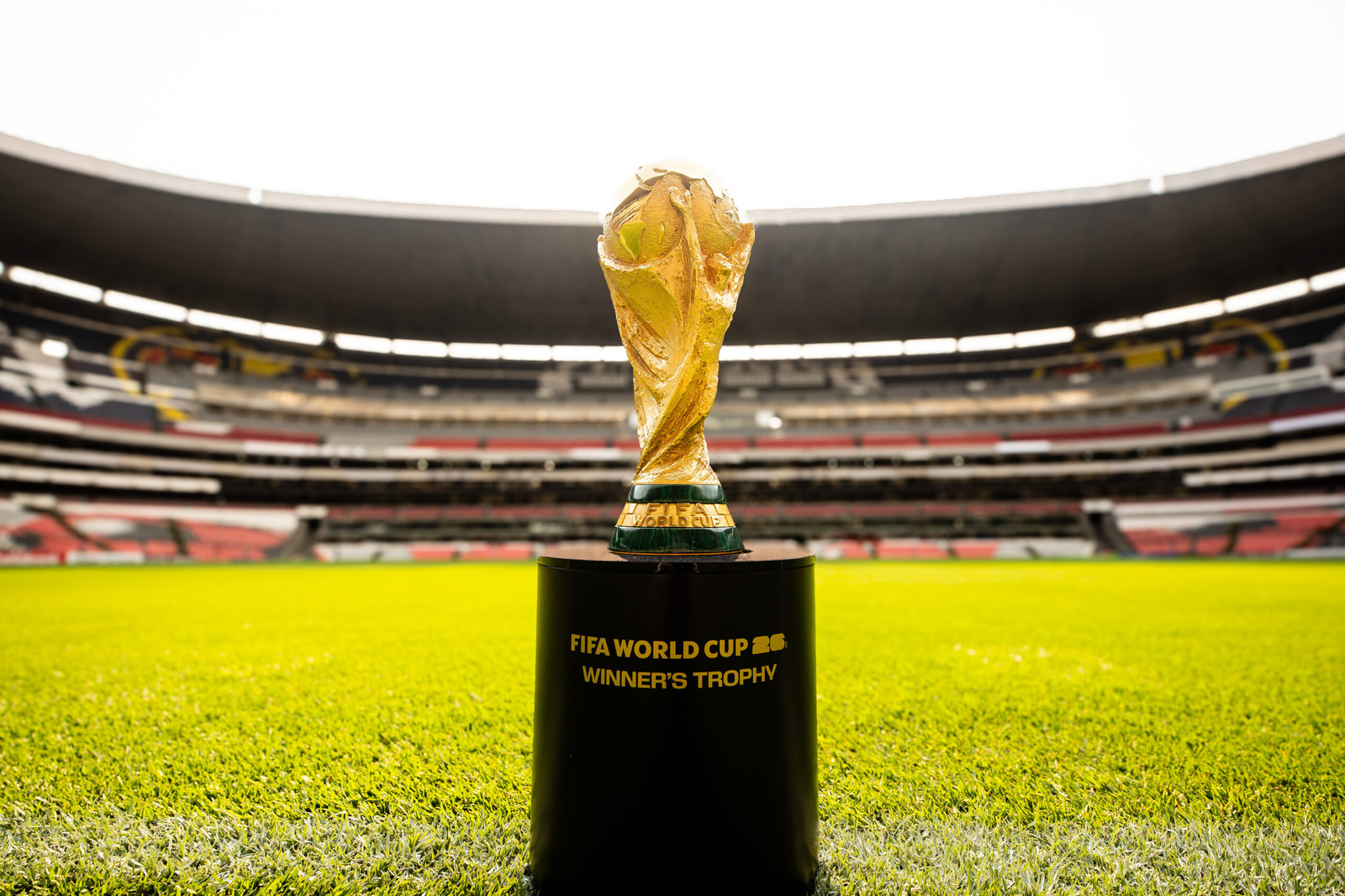 Taça da Copa do Mundo de Futebol Masculino exposta em um estádio