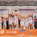 Capitã Açine Moura levanta a taça da COPA LBF junto de suas companheira de equipe do Sesi Araraquara