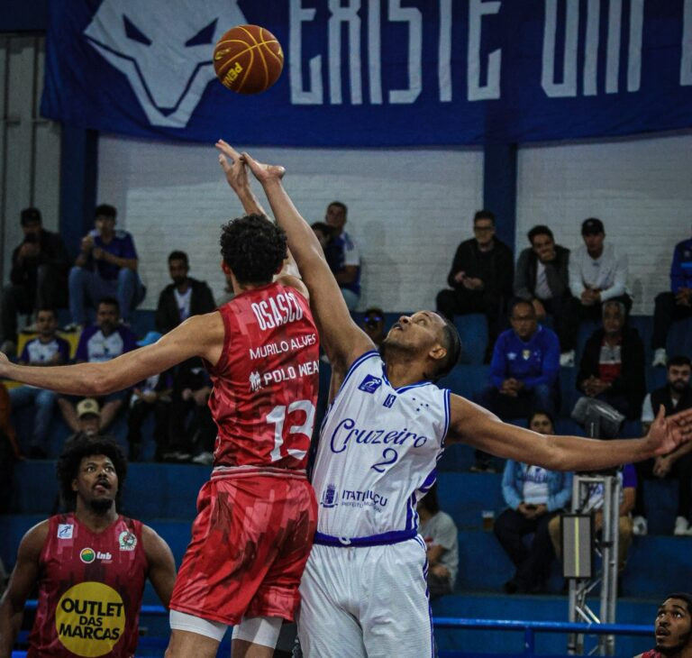Jogadores de Osasco e Cruzeiro disputam bola ao ar