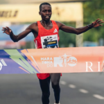 Joshua Kogo cruza a linha de chegada da Maratona do Rio 2025