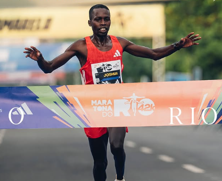 Joshua Kogo cruza a linha de chegada da Maratona do Rio 2025