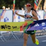 Laura Morales cruzando linha de chegada nos 10km