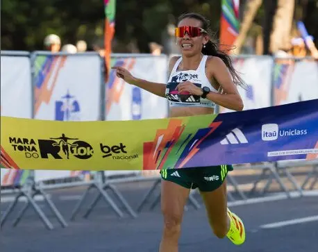 Laura Morales cruzando linha de chegada nos 10km