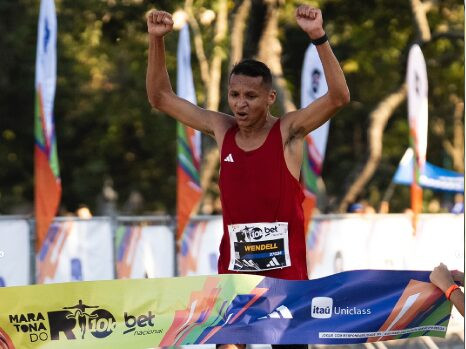 Wendell Jerônimo cruza a linha de chegada da prova de 10km