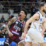 Jogador do Franca vibra com minastenistas os lado