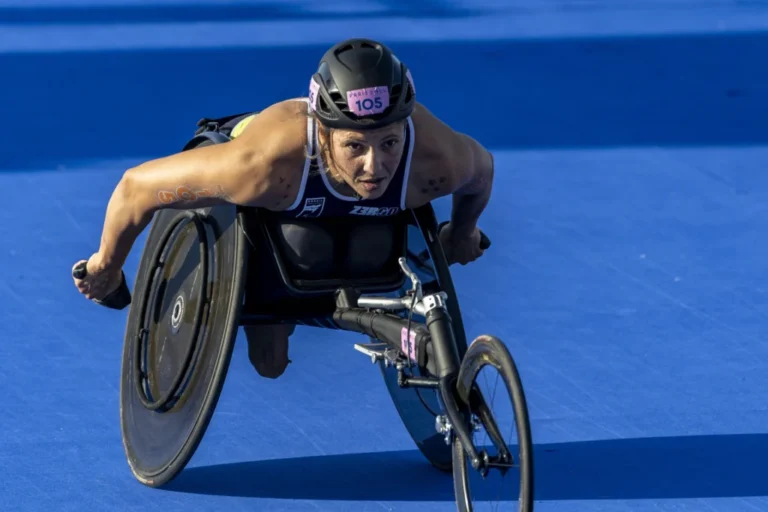Atleta paralímpica em cadeira de roda apropriada para o triatlo