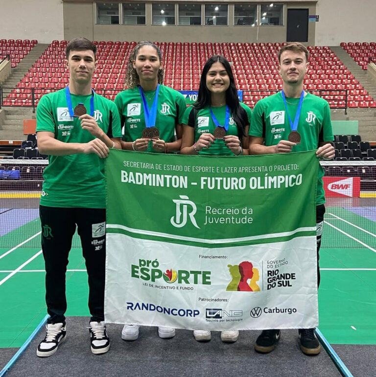Atletas posam para fotos segurando medalha e bandeira do projeto Recreio da Juventude