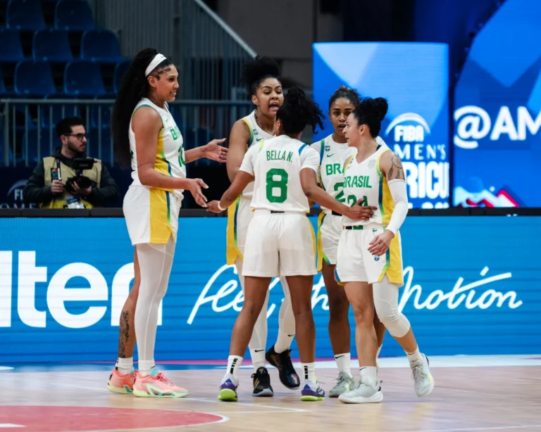 Equipe brasileira se reúne em comemoração