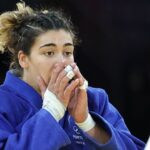 Judoca portuguesa, de kimono azul, lamenta durante luta.