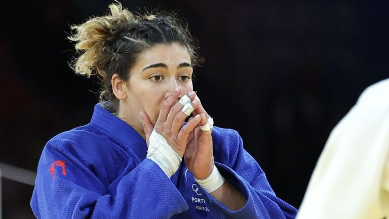 Judoca portuguesa, de kimono azul, lamenta durante luta.