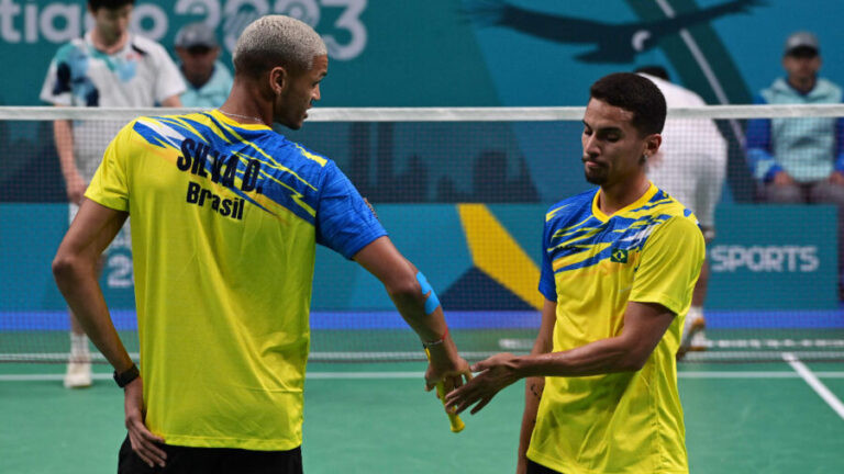 Fabricio Farias e Davi Silva se cumprimentam