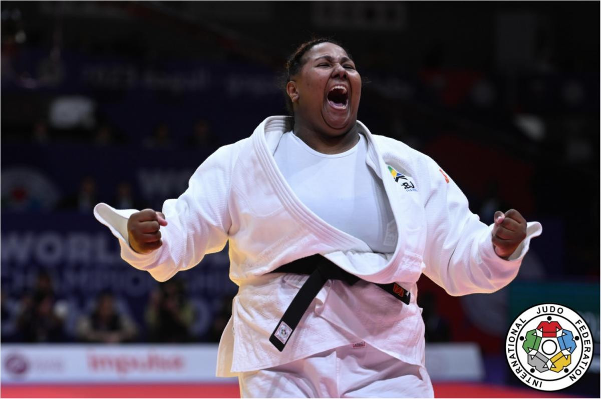 Bia Souza comemorando com punhos cerrados