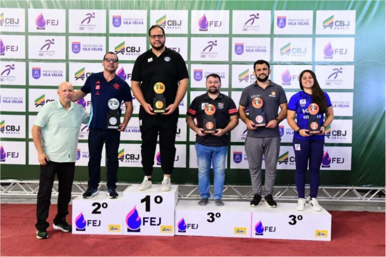 Pódio com representantes das equipes campeãs da disputa masculina