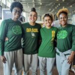 Equipe brasileira posa para foto em aeroporto, antes de embarque para a Copa do Mundo
