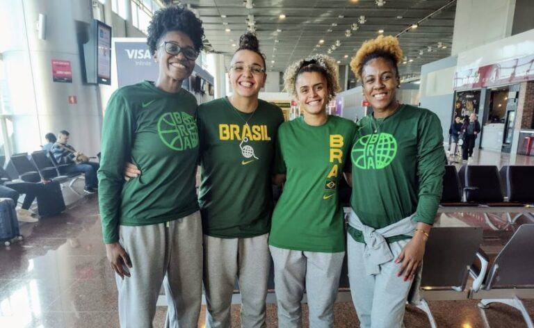 Equipe brasileira posa para foto em aeroporto, antes de embarque para a Copa do Mundo