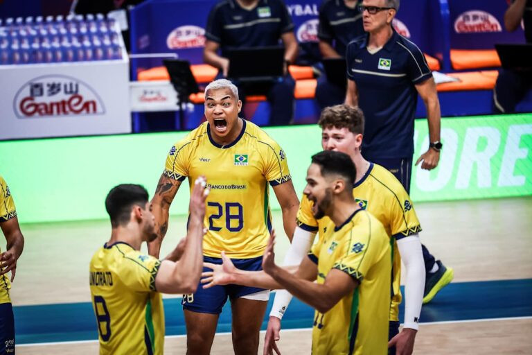 Jogadores do Brasil comemoram ponto com destaque para Darlan.