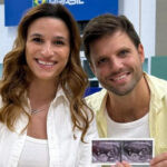 Jade Barbosa e seu marido posam com a imagem da ultrassonografia que anuncia que vem um bebê a caminho