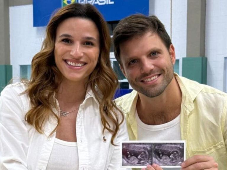 Jade Barbosa e seu marido posam com a imagem da ultrassonografia que anuncia que vem um bebê a caminho