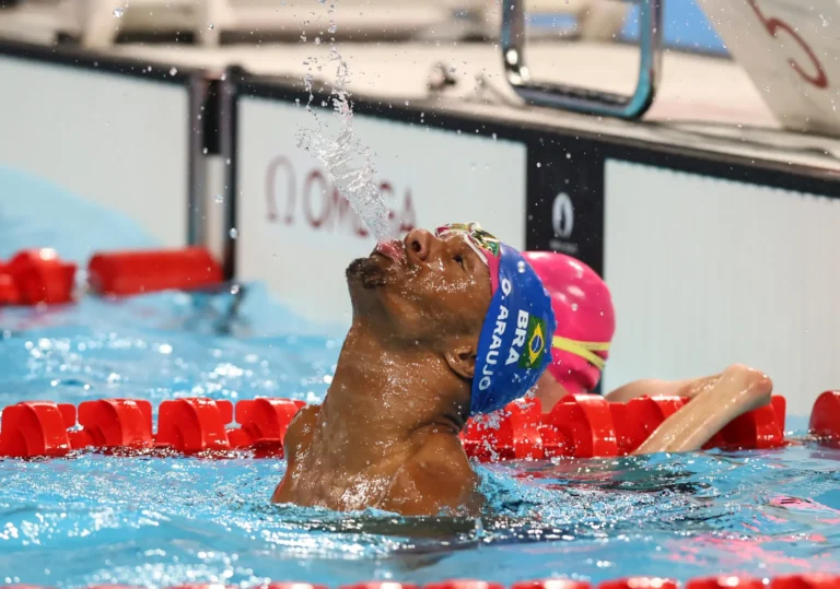 Gabrielzinho dentro da piscina cuspindo agua pra cima em comemoração