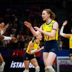 Brasileiras comemoram ponto em partida.
