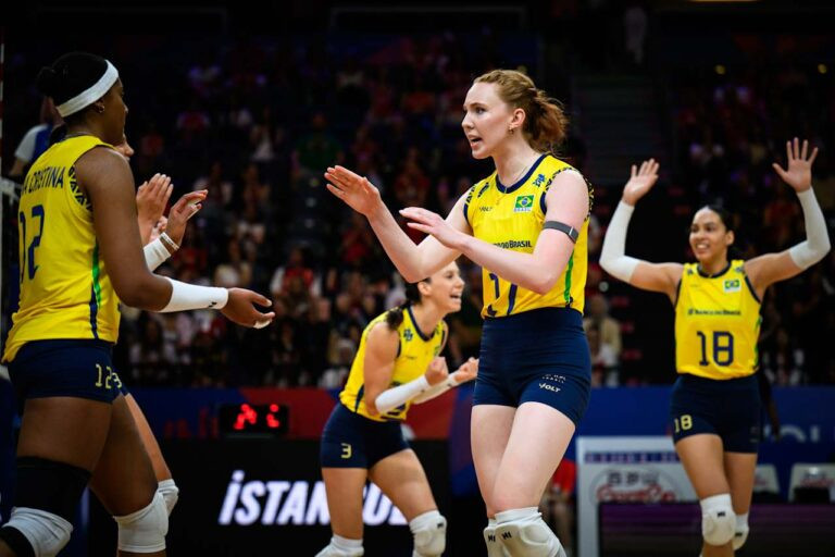 Brasileiras comemoram ponto em partida.