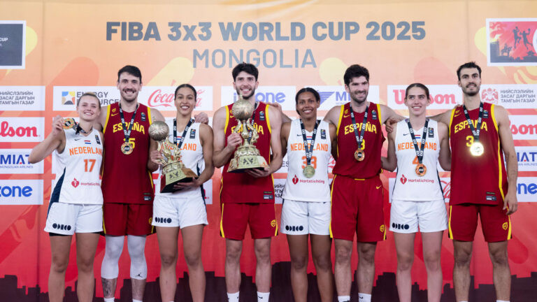 Jogadores de Espanha e Países Baixos posam juntos com as medalhas e troféus da Copa do Mundo.