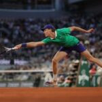 Alcaraz avança após desistência de Musetti; Sinner domina Djokovic em Roland Garros
