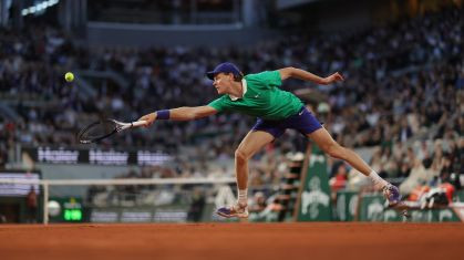 Alcaraz avança após desistência de Musetti; Sinner domina Djokovic em Roland Garros