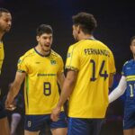 Seleção Masculina de Vôlei se abraça em comemoração