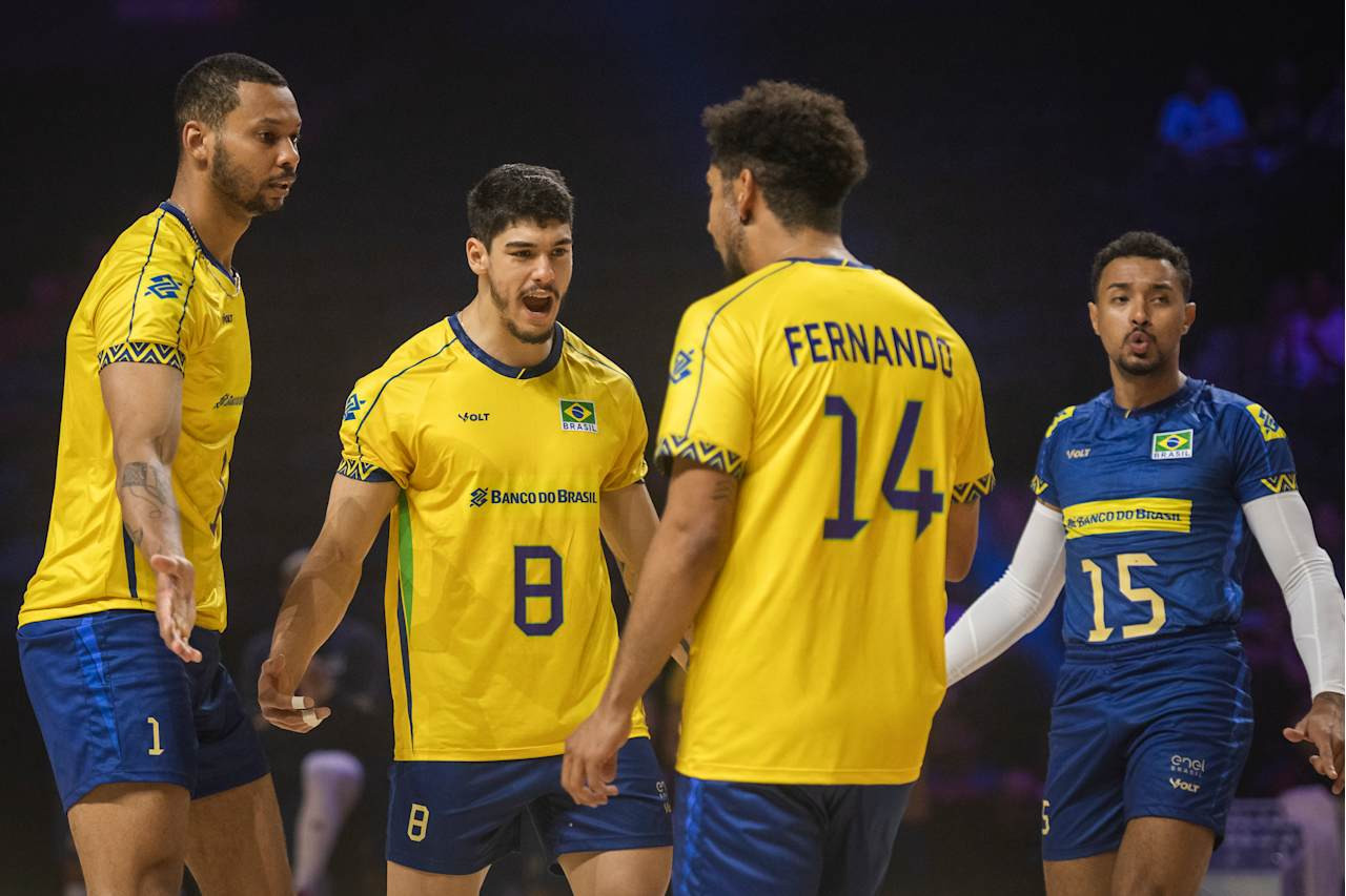 Seleção Masculina de Vôlei se abraça em comemoração