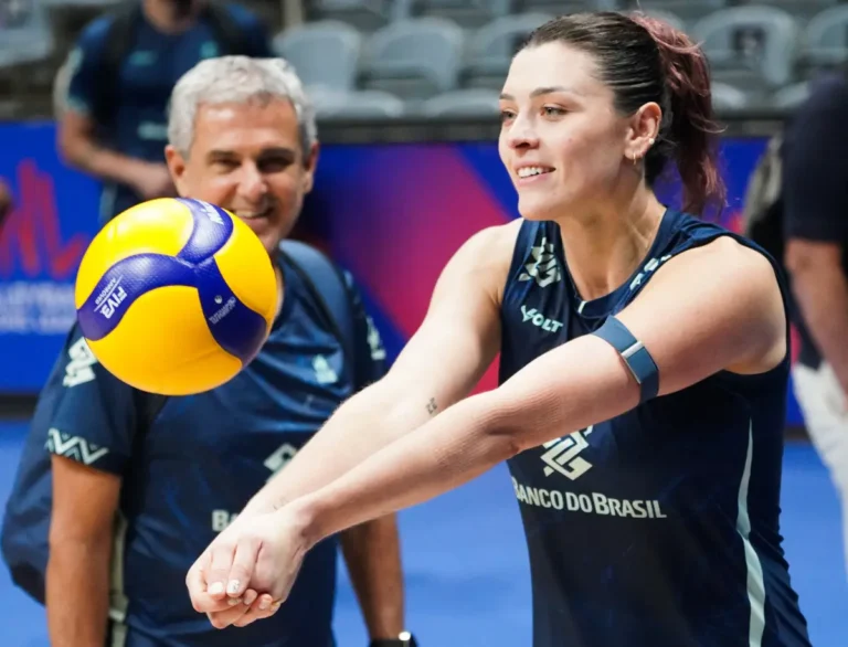 Rosamaria faz a manchete sob o olhar de Zé Roberto Guimarães