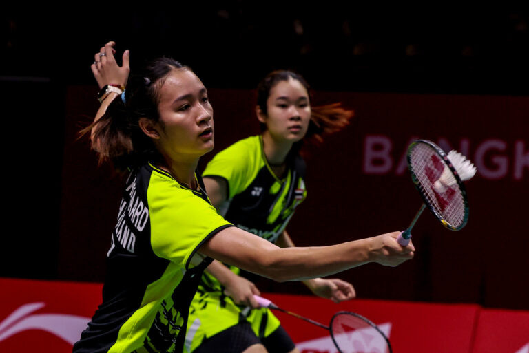 Badistas da Tailândia em com a raquete rebatendo a peteca.