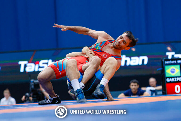 Marat Garipov sendo imobilizado pelo adversário