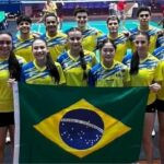 Delegação brasileira posa para foto no ginásio do evento
