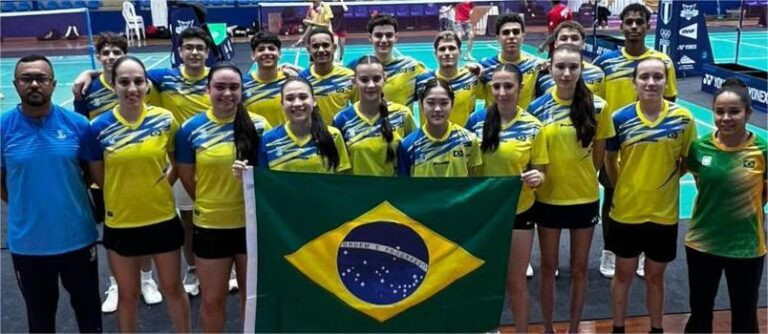 Delegação brasileira posa para foto no ginásio do evento