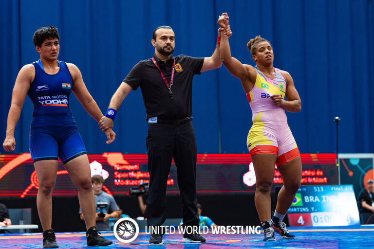 Arbitro levanta braço de Thamires para anunciar vencedor