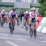 Ciclistas femininas cruzam a linha de chegada da prova de resistência com Talita na liderança