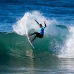 Laura Raupp surfando em Ballito