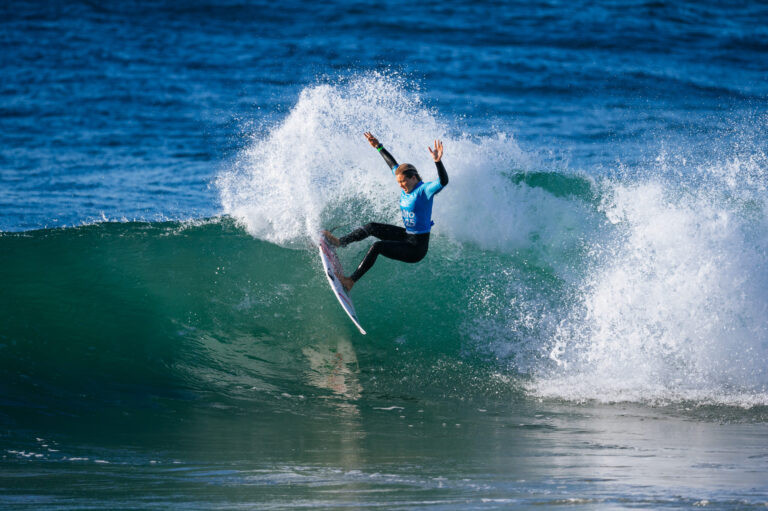 Laura Raupp surfando em Ballito