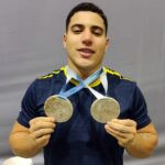 Matheus exibe as medalhas conquistdas.