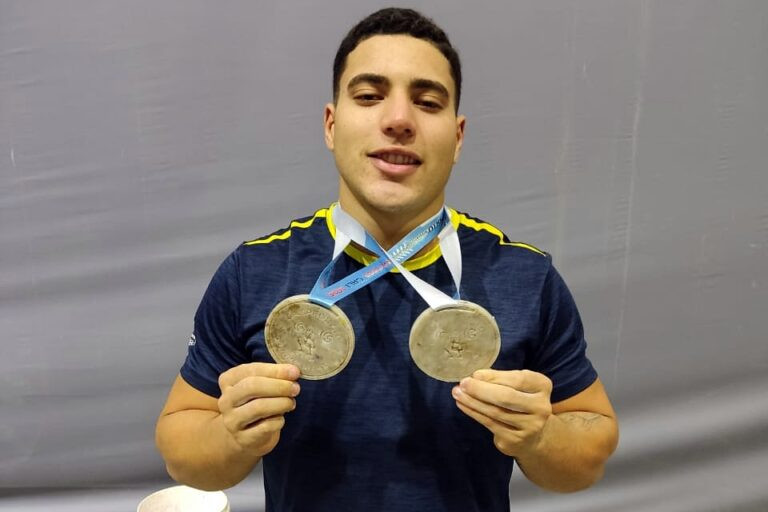 Matheus exibe as medalhas conquistdas.