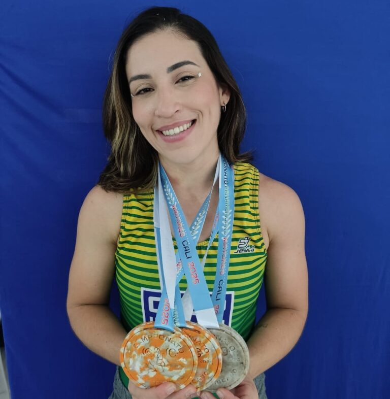 Natasha Rosa posa com medalhas