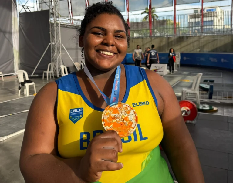Taiane exibe medalha conquistada.