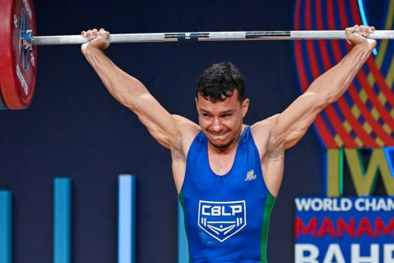 Thiago Felix erguendo peso durante mundial em 2024