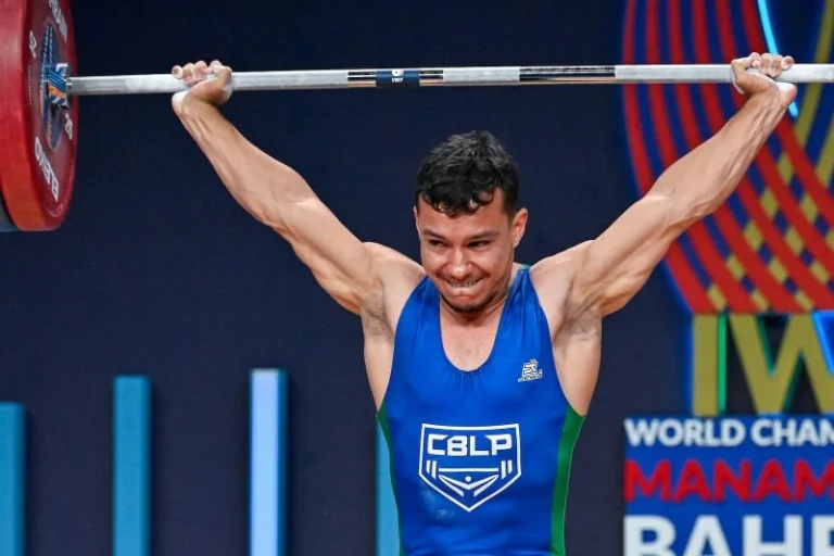 Thiago Felix erguendo peso durante mundial em 2024